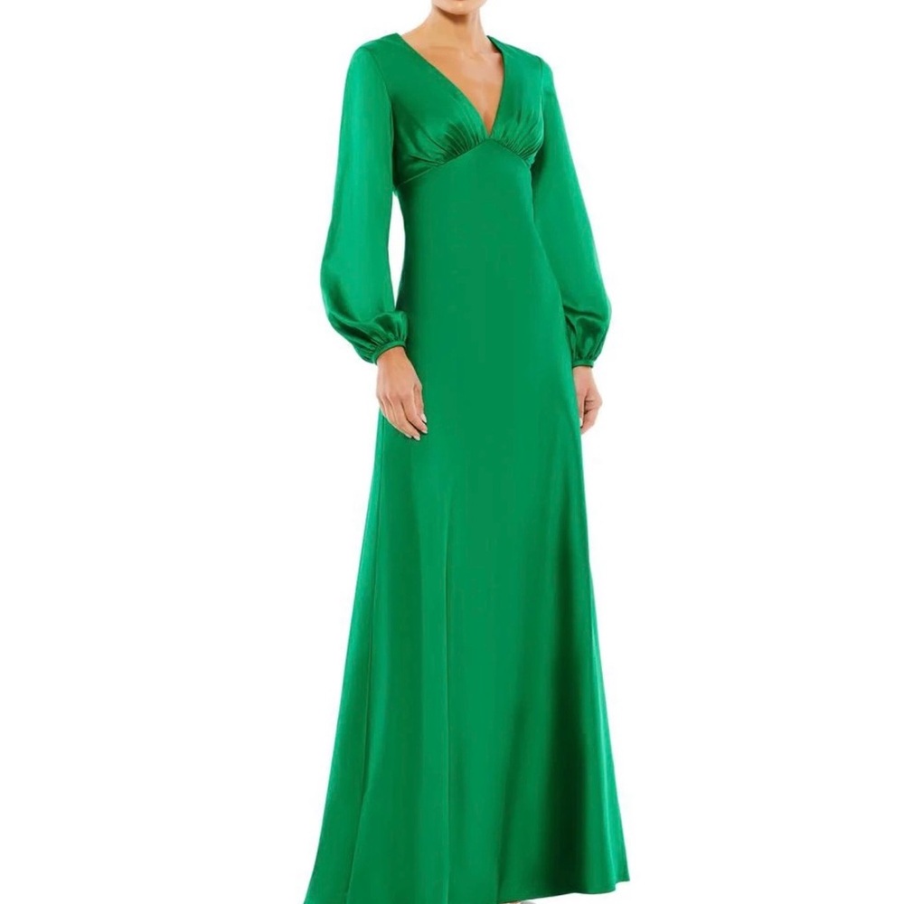 NWT Stunning $398 Mac Duggal Evening Gown in Rich Emerald Green Satin Size 2